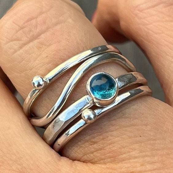 Geschichteter ring mit blauem kristall