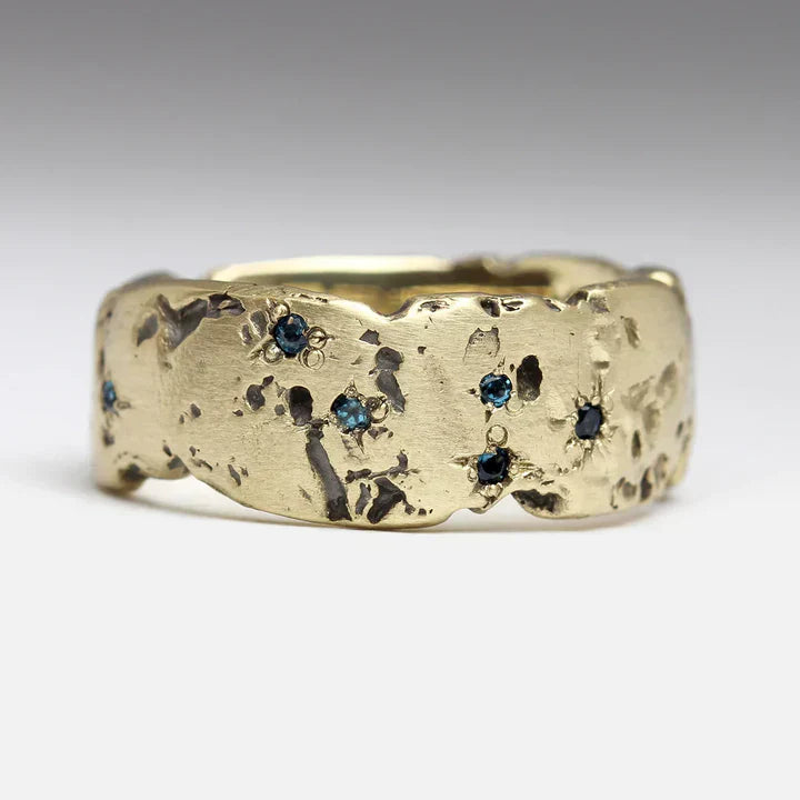 Vintage goldener geschmiedeter ring mit blauem intarsienkristall