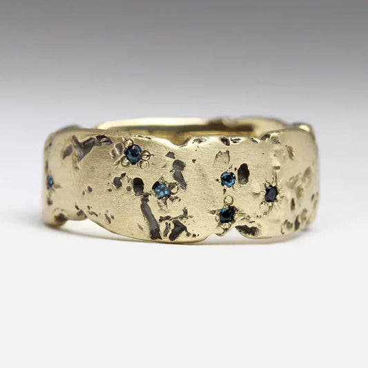 Vintage goldener geschmiedeter ring mit blauem intarsienkristall