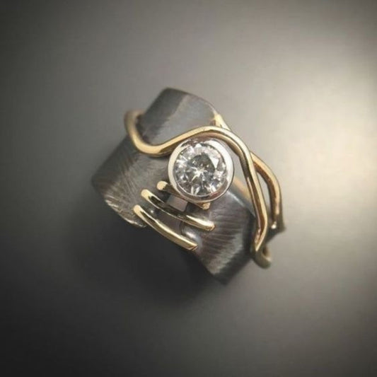 Dunkler vintage-ring mit zirkonia