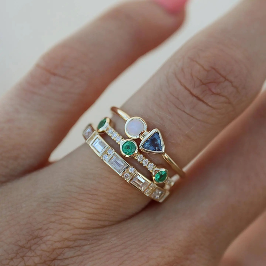 Vintage-ring mit weißem opal und zirkonia