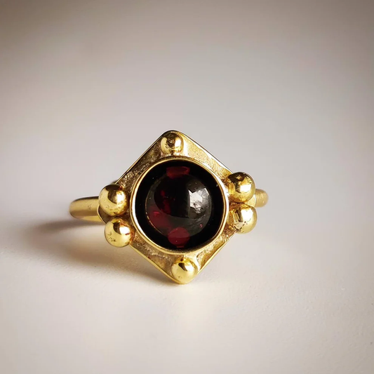 Vintage-ring aus rotem kristall in gold