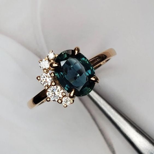 Vintage-ring mit blauem kristall und zirkonia