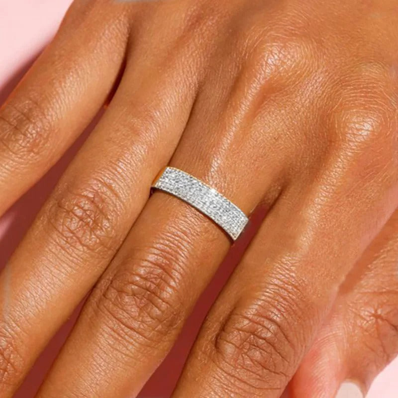 Eunice - Minimalistischer Ring mit funkelnden Steinen